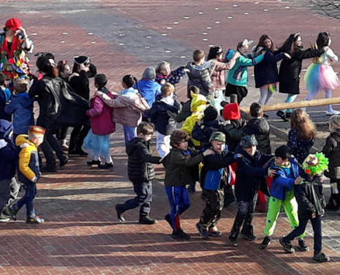 Polonaise über den Schulhof