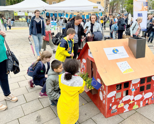 Gruppe von Kindern vorm Papphaus der Grundschule Nordhorn