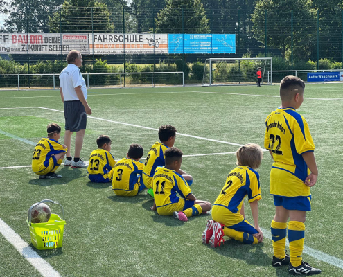 Teamspieler verfolgen ein Fussballspiel vom Rand aus