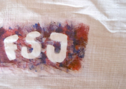 FSJ - Buchstaben mit Farben auf einen Jutestoff gemalt