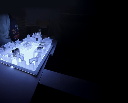 Lichtbaustein bilden Spielplätze, Städte und mehr - von unten beleuchtet
