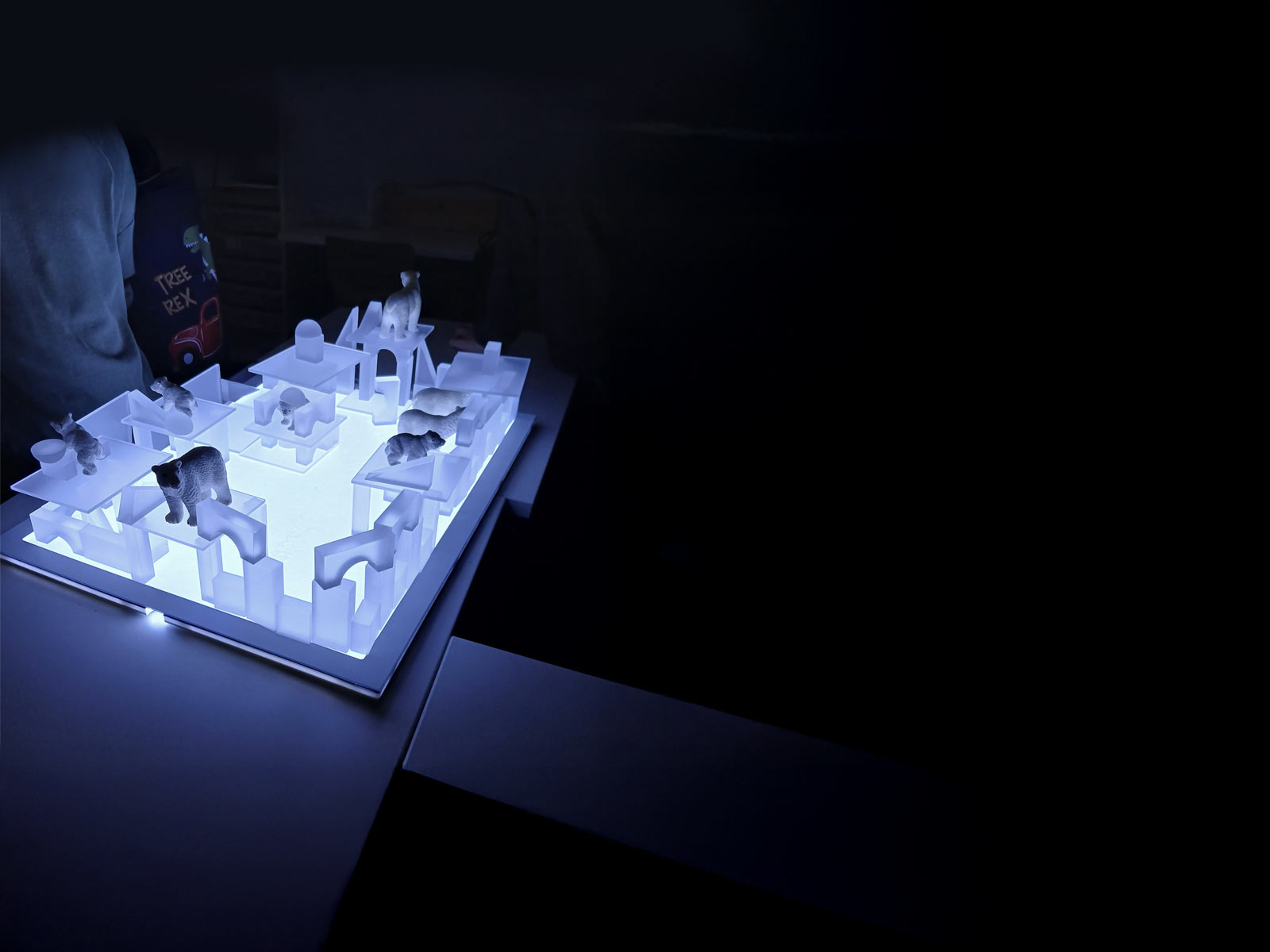 Lichtbaustein bilden Spielplätze, Städte und mehr - von unten beleuchtet