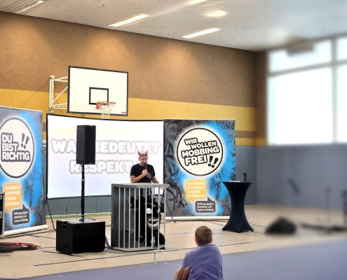 Workshop Bühne "Mobbingfrei" in der Turnhalle