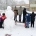 Kinder auf dem Schulhof mit Schneemann