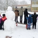 Kinder auf dem Schulhof mit Schneemann