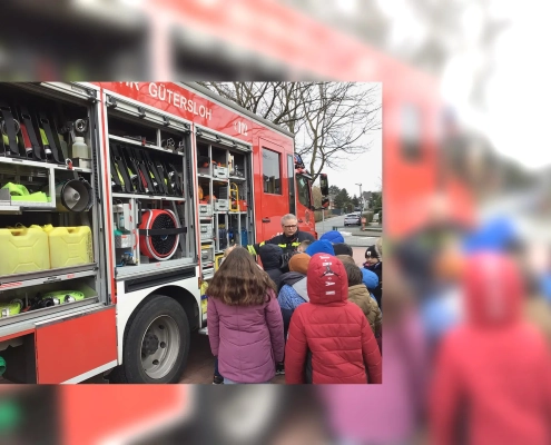 Feuerwehr zeigt Schülern einen Einsatzwagen
