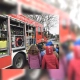 Feuerwehr zeigt Schülern einen Einsatzwagen
