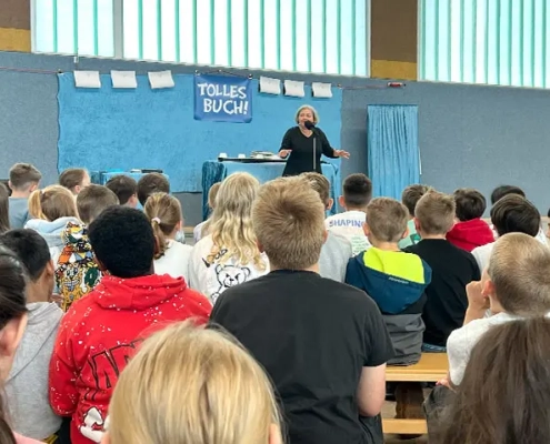 Europatage_01 Tina Kemnitz mit ihrer mitreißenden Buchvorleser-Show vor Schülern der Europaschule Nordhorn