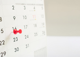 Kalender mit einem roten Pin - stellvertretend für Sekretariat