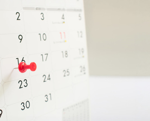 Kalender mit einem roten Pin - stellvertretend für Sekretariat