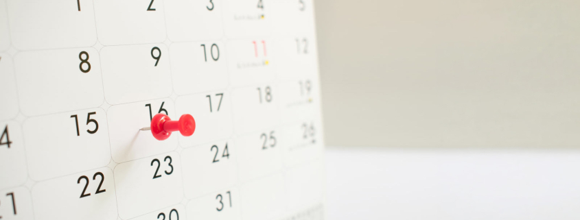 Kalender mit einem roten Pin - stellvertretend für Sekretariat