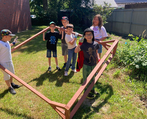 Schulgarten Aufbau Kinder mit einem zusammenmontierten Holzrahmen