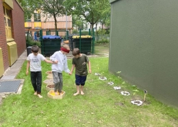 kinder barfuss im Sinnesparcours