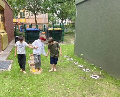 kinder barfuss im Sinnesparcours