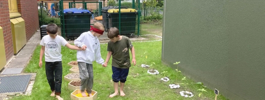 kinder barfuss im Sinnesparcours